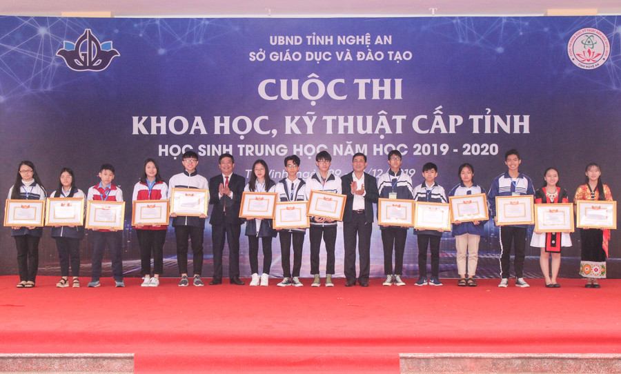 Lãnh đạo Sở GD&ĐT khen thưởng học sinh có dự án đạt giải Nhất