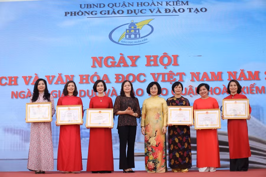 Đại diện các trường nhận cờ, giấy khen trong hội sách.