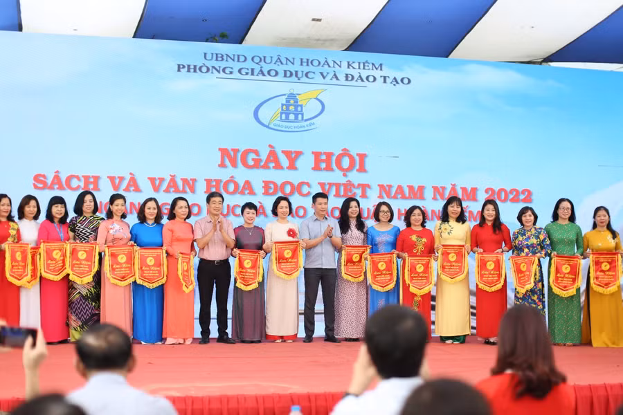 Đại diện các trường nhận cờ, giấy khen trong hội sách.