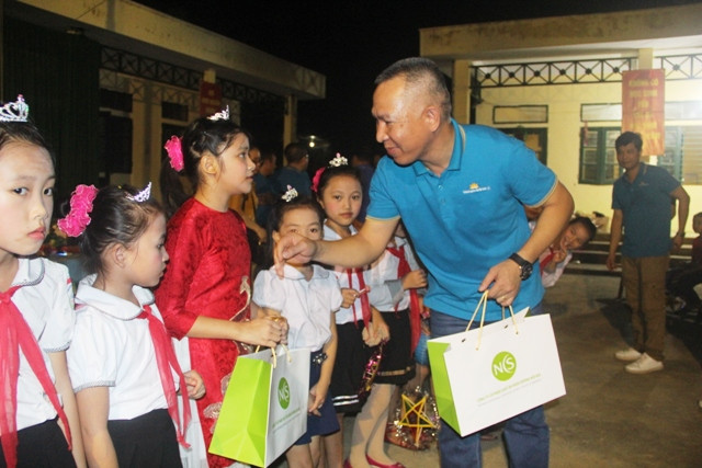 Trao quà tận tay học sinh.