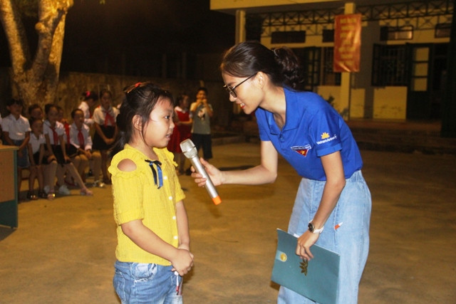 Một học sinh trả lời câu hỏi trong "Đêm hội Trăng rằm".