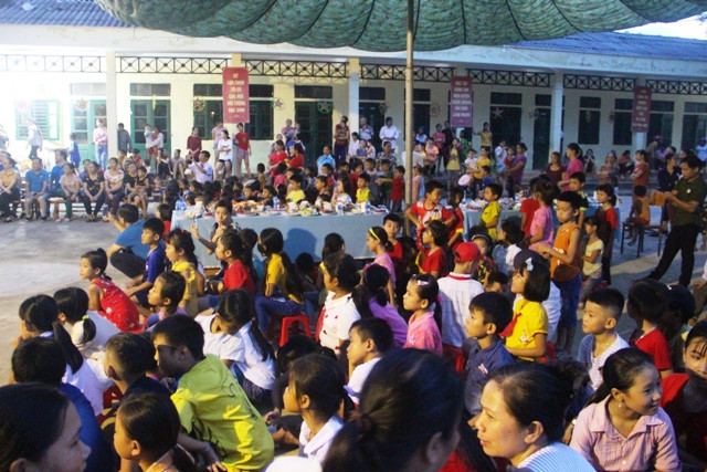 Đông đảo thầy, cô giáo, phụ huynh và học sinh đến dự "Đêm hội Trăng rằm" do đoàn thiện nguyện tổ chức.