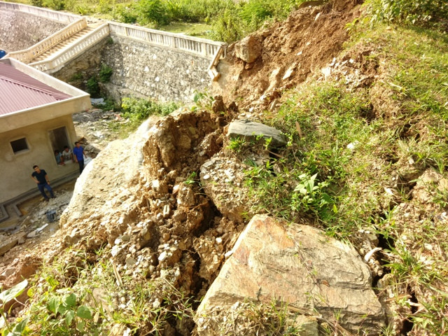 Vết nứt trên đồi ngày càng loang rộng ra.