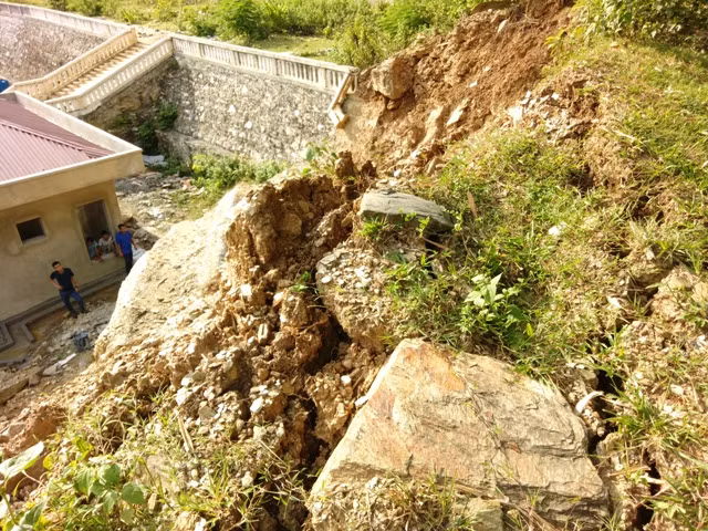 Vết nứt trên đồi ngày càng loang rộng ra.