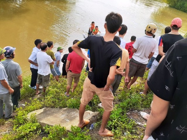 Người dân tập trung theo dõi vụ việc. Người dân tập trung theo dõi vụ việc.