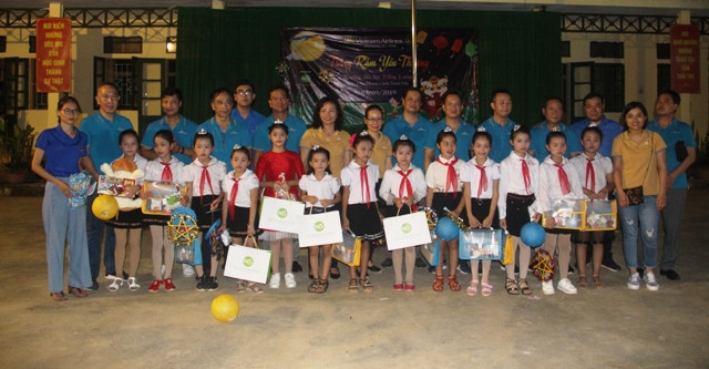 Đoàn thiện nguyện trao quà cho học sinh.