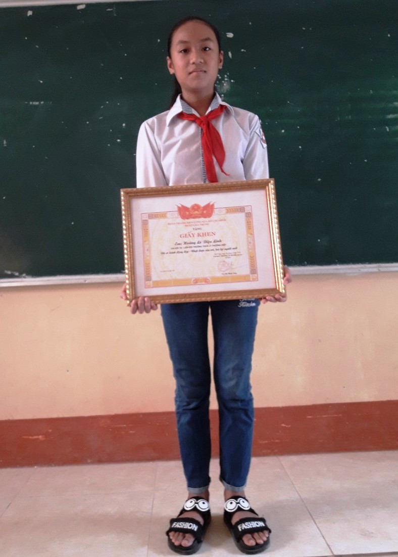 Diệu Linh và tấm giấy khen của Huyện đoàn Hà Trung.