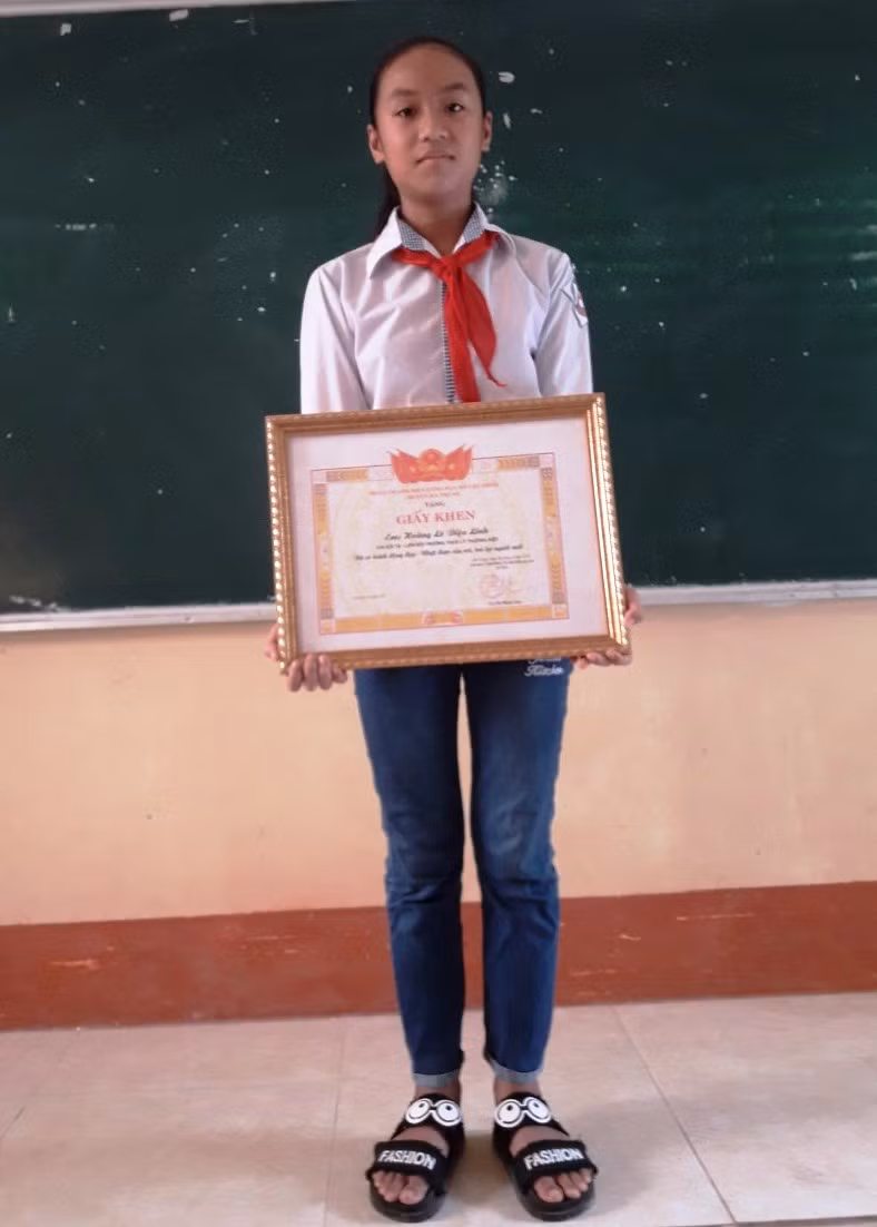 Diệu Linh và tấm giấy khen của Huyện đoàn Hà Trung.