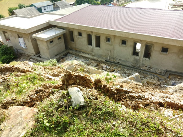 Chỉ cần một trận mưa lớn nữa, khối đất phía trên đồi có thể sẽ lở xuống dãy lớp học.