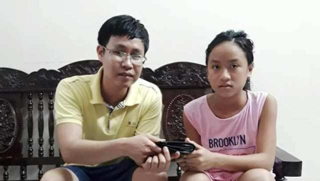 Em Hoàng Lê Diệu Linh trả lại chiếc ví cho anh Hoàng Văn Thắng.