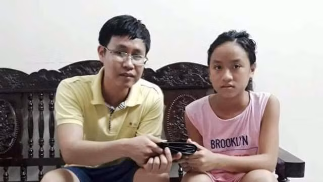 Em Hoàng Lê Diệu Linh trả lại chiếc ví cho anh Hoàng Văn Thắng.