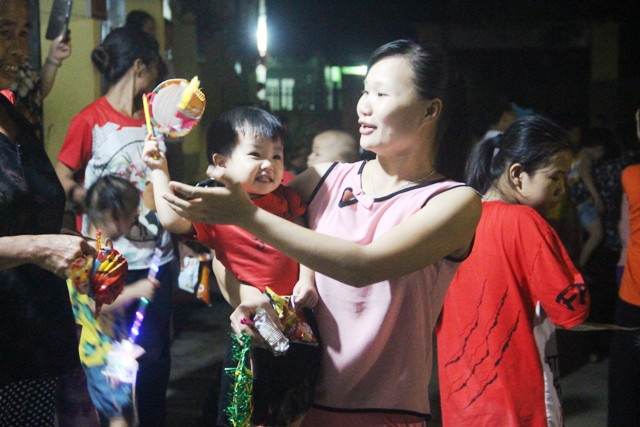 Rất thích thú với món đồ chơi Trung thu do đoàn thiện nguyện đem đến.