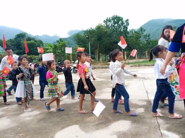 Học sinh đồng bào các dân tộc ở xã Mường Lý, huyện Mường Lát (Thanh Hóa) hân hoan trong ngày khai giảng năm học mới.