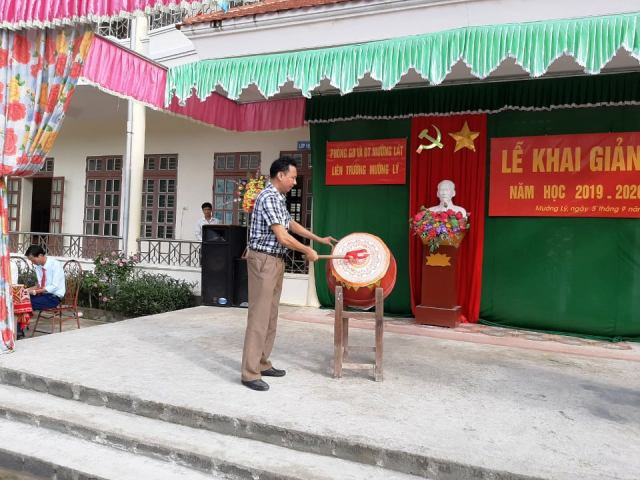 Thầy giáo Hoàng Sỹ Xuân - Hiệu trưởng Trường PTDT bán trú THCS Mường Lý (Mường Lát) đánh trống khai trường.