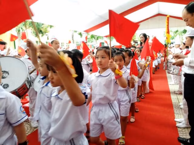 Nhà trường chào đón các em học sinh lớp 1