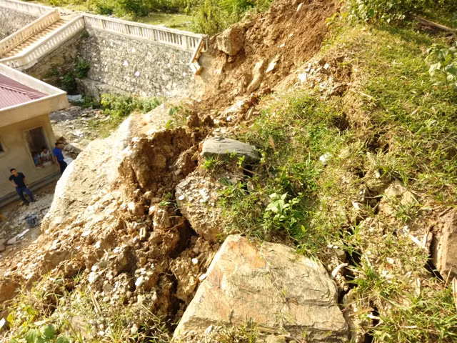 Những khối đất, đá treo lửng lơ trên đầu, đe dọa sự an nguy của giáo viên Trường THCS Trung Sơn (Quan Hóa,Thanh Hóa).