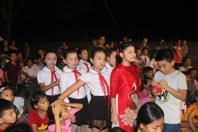 Những học sinh trường tiểu học Đồng Lương.