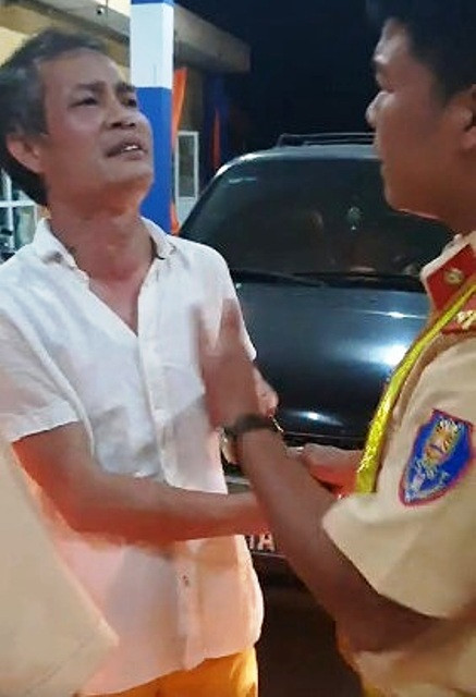 Hành vi của ông Trần Lâm Bình đã phải nộp phạt 2,5 triệu đồng và thành khẩn xin lỗi vị CSGT. Hành vi của ông Trần Lâm Bình đã phải nộp phạt 2,5 triệu đồng và thành khẩn xin lỗi vị CSGT.