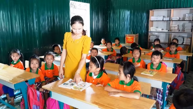 Sau khai giảng, học sinh Tiểu học Khu Son- Sa Ná (Trường Tiểu học Na Mèo, Quan Sơn, Thanh Hóa) bắt đầu bước vào năm học mới.