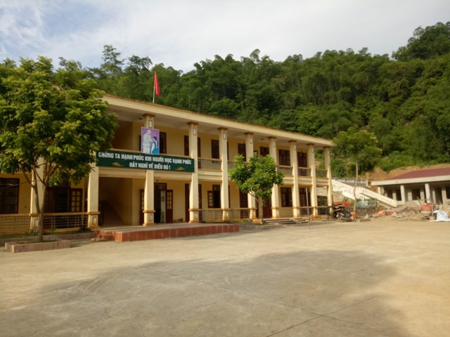 Hiện nay, Trường THCS Trung Sơn mới có 8 phòng học và 6 phòng ở cho giáo viên đang chuẩn bị hoàn thiện. Nhiều hạng mục công trình của ngôi trường này đang trong "điệp khúc" chờ đợi, kể cả nhà vệ sinh cho gần 200 học sinh.