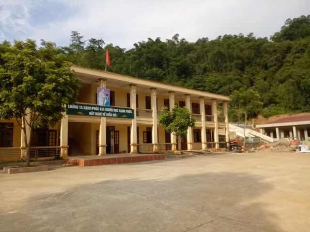 Hiện nay, Trường THCS Trung Sơn mới có 8 phòng học và 6 phòng ở cho giáo viên đang chuẩn bị hoàn thiện. Nhiều hạng mục công trình của ngôi trường này đang trong "điệp khúc" chờ đợi, kể cả nhà vệ sinh cho gần 200 học sinh.