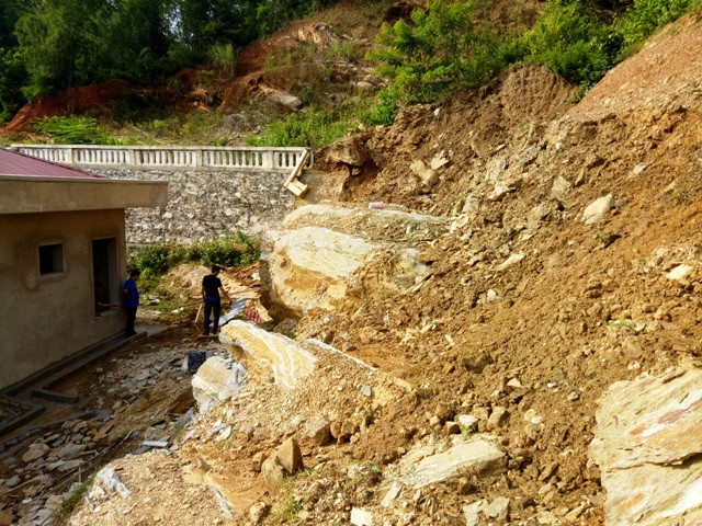Những phiến đá to tướng đang dần bị sạt trượt xuống khu nhà công vụ của trường.