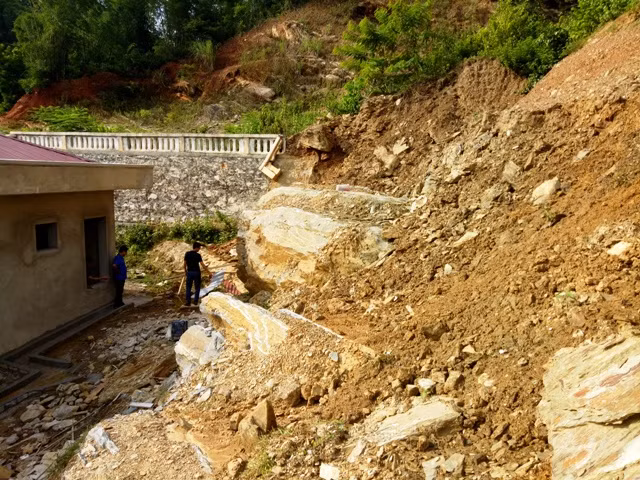 Những phiến đá to tướng đang dần bị sạt trượt xuống khu nhà công vụ của trường.