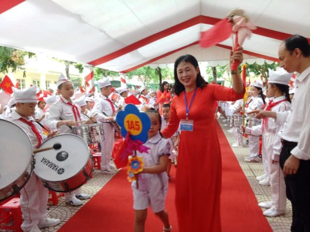 Cô và trò Trường Tiểu học Hoàng Hoa Thám trong ngày khai giảng.