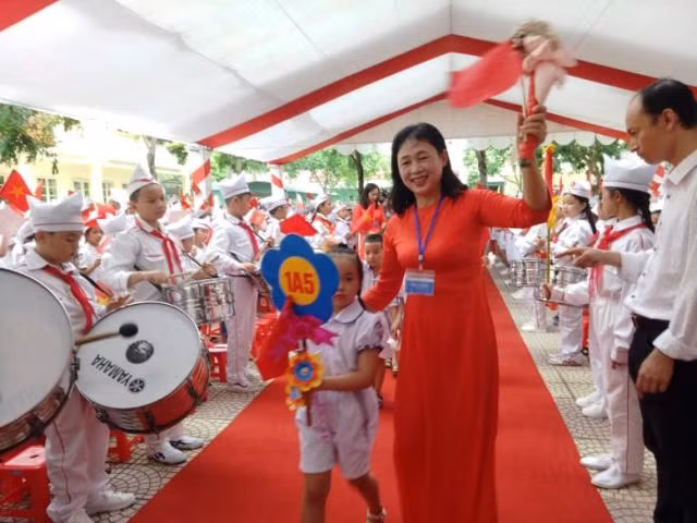 Cô và trò Trường Tiểu học Hoàng Hoa Thám trong ngày khai giảng.