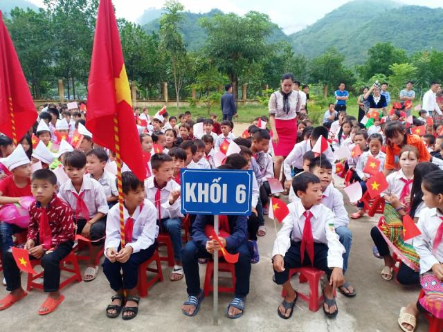 Do anh hưởng mưa lũ, nên ba trường học ở xã Mường Lý phải tổ chức khai giảng chung tại Trường Tiểu học Mường Lý.