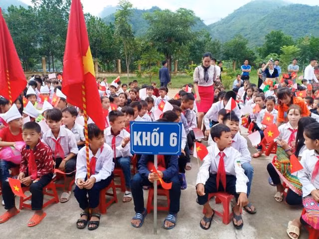 Do anh hưởng mưa lũ, nên ba trường học ở xã Mường Lý phải tổ chức khai giảng chung tại Trường Tiểu học Mường Lý.