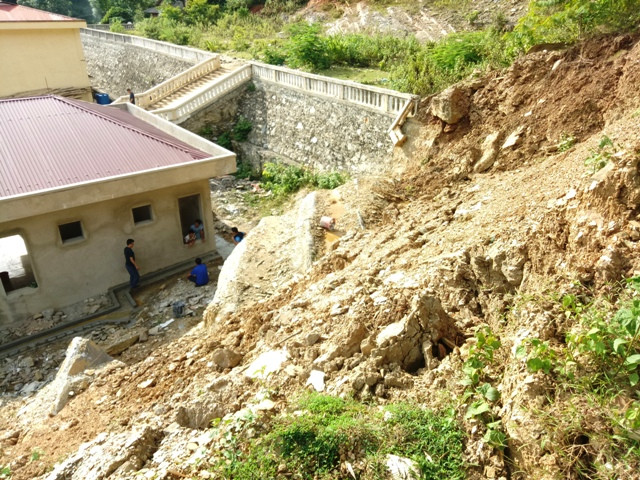 Những người thi công công trình này rất lo lắng vì khối đất đất đá treo lơ lửng trên đầu họ.