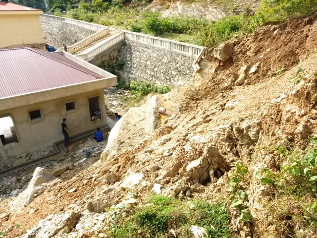 Những người thi công công trình này rất lo lắng vì khối đất đất đá treo lơ lửng trên đầu họ.