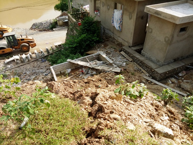 ...đang có chiều hướng trượt lở xuống bất kể lúc nào.