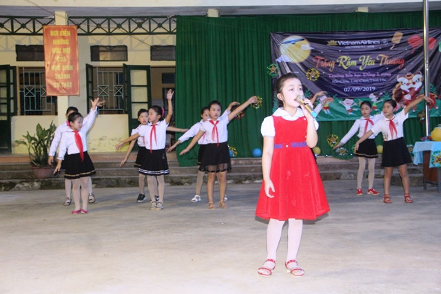 Tiết mục văn nghệ do học sinh nhà trường biểu diễn