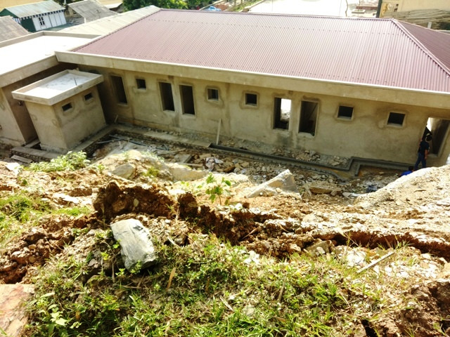Phía trên đồi, vết nứt ngày càng rộng đe dọa sự an nguy của khu nhà đang hoàn thiện.