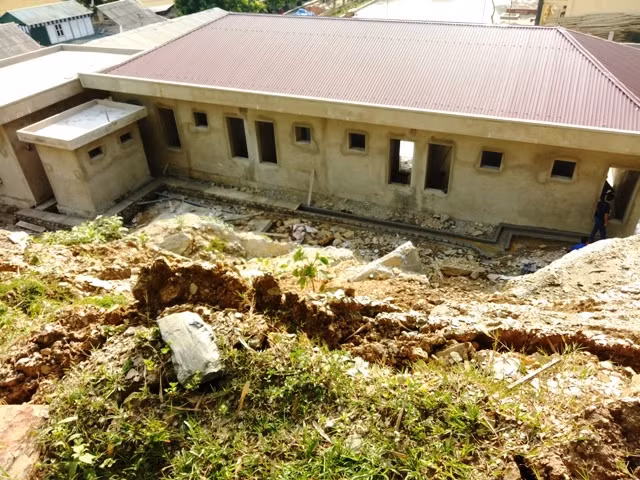 Phía trên đồi, vết nứt ngày càng rộng đe dọa sự an nguy của khu nhà đang hoàn thiện.