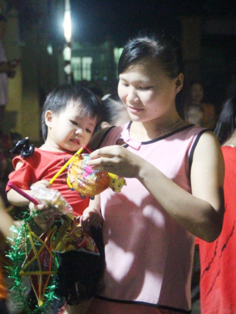 Mẹ đưa bé đến dự "Đêm hội Trăng rằm"
