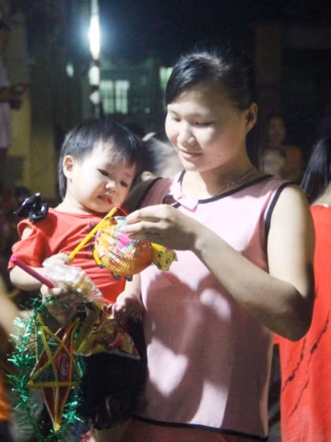 Mẹ đưa bé đến dự "Đêm hội Trăng rằm"