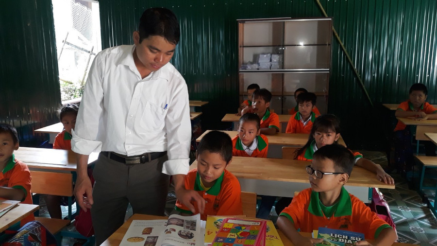 Học sinh Tiểu học ở bản Sa Ná đã có phòng học tạm để đón ngày khai giảng. Học sinh Tiểu học ở bản Sa Ná đã có phòng học tạm để đón ngày khai giảng.