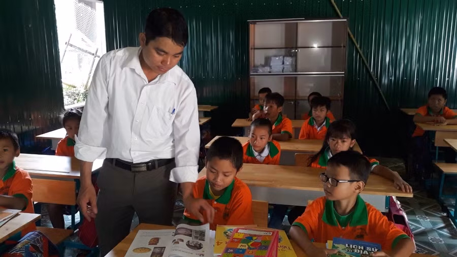 Học sinh Tiểu học ở bản Sa Ná đã có phòng học tạm để đón ngày khai giảng.