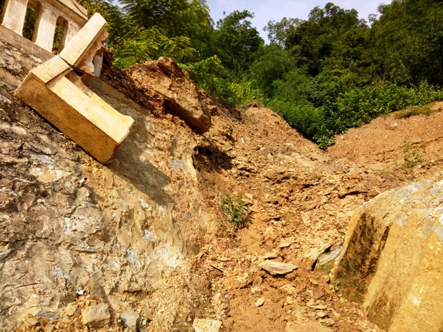 Trận mưa lũ vừa qua đã gây ra sạt lở trên vách ta - luy dương.