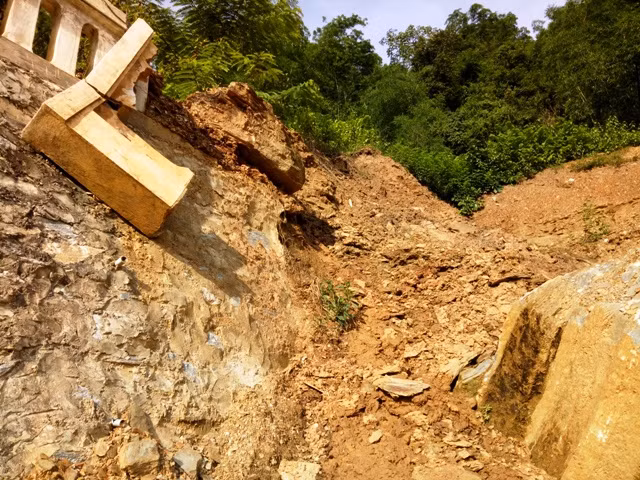 Trận mưa lũ vừa qua đã gây ra sạt lở trên vách ta - luy dương.