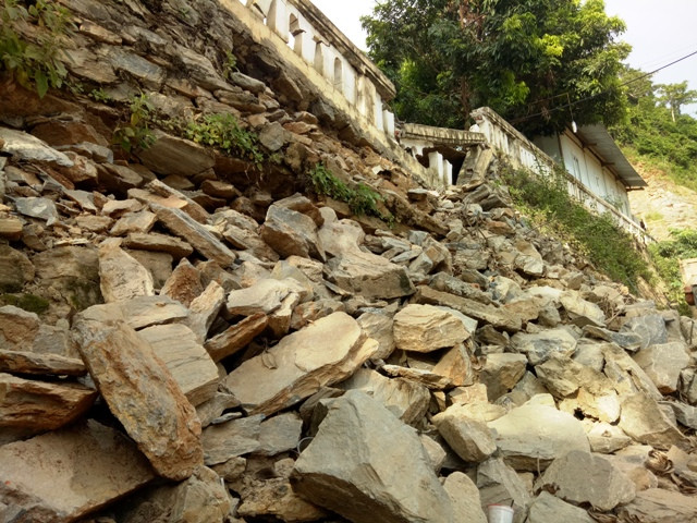 Không những vậy, bức tường phía trước của sân trường cũng đã bị sạt trượt.