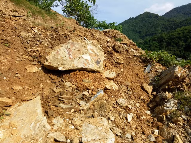 Theo thầy giáo Lưu Tuấn Anh - Hiệu trưởng nhà trường cho hay, trước diễn biến phức tạp của thời tiết, sau mỗi trận mưa, đất đá trên vách ta - luy này lại tụt dần xuống phía dưới vô cùng hiểm.