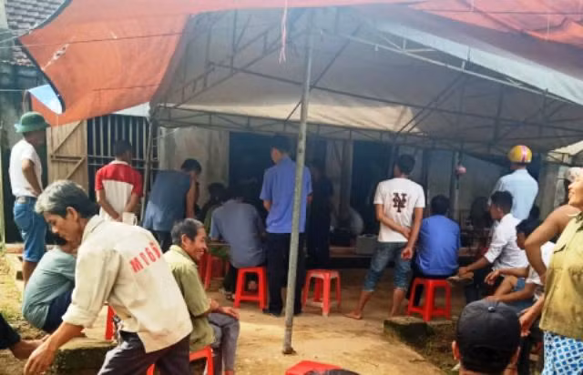 Cơ quan chức năng đang khám nghiệm hiện trường vụ án. Cơ quan chức năng đang khám nghiệm hiện trường vụ án.