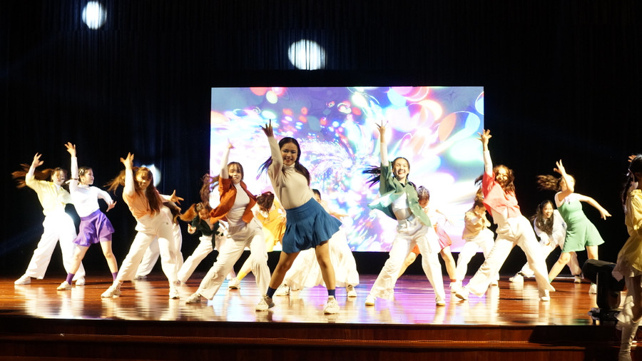 Tiết mục “Vẽ lên trời cao rộng” của đội thi Khoa Báo chí và Truyền thông. Ảnh: Đình Khải