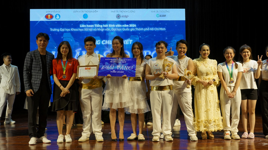 Khoa Quan hệ Quốc tế xuất sắc nhận giải Vàng toàn đoàn. Ảnh: Đình Khải