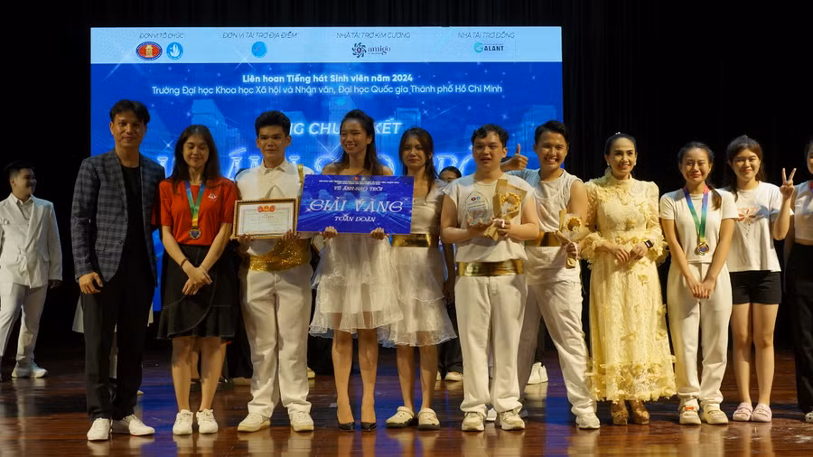 Khoa Quan hệ Quốc tế xuất sắc nhận giải Vàng toàn đoàn. Ảnh: Đình Khải