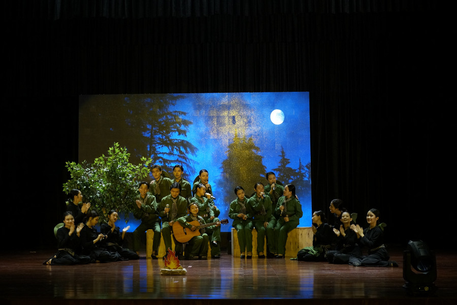 Tiết mục “Những ngôi sao xa” của đội thi Khoa Văn hóa học. Ảnh: Đình Khải